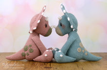 Load image into Gallery viewer, Crochet pattern - Dinootjes Tricia and Topsie