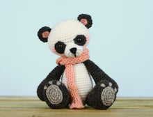 Afbeelding in Gallery-weergave laden, MINI Haakpatroon - Mini Mijn Kleine Pandabeer